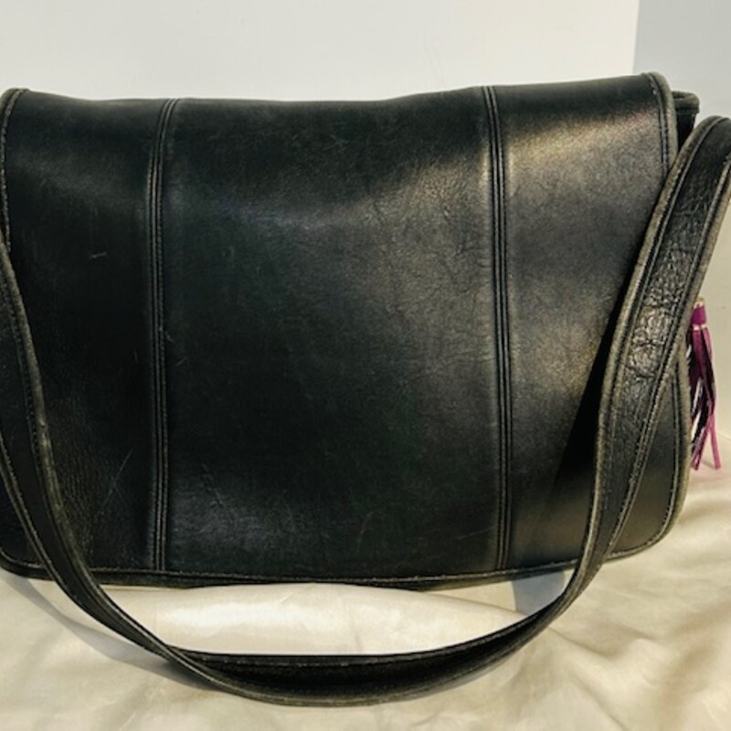 Vintage Coach Overflap Messenger Bag<br />
Black<br />
Size: 15 x 11H