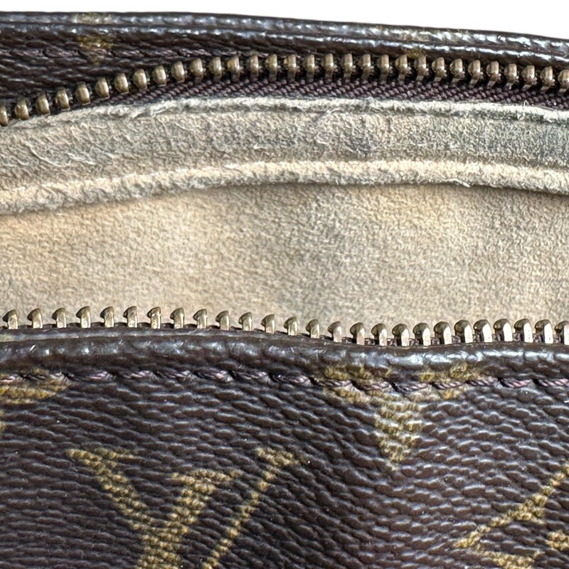 Louis Vuitton Looping Monogram<br />
Size: GM<br />
Date Code:MI1909<br />
Does not come with original dust bag or box.<br />
Some wear inside the interior.Some pilling inside.<br />
Wear on handle shown in photos.<br />
Length: 11x 12height