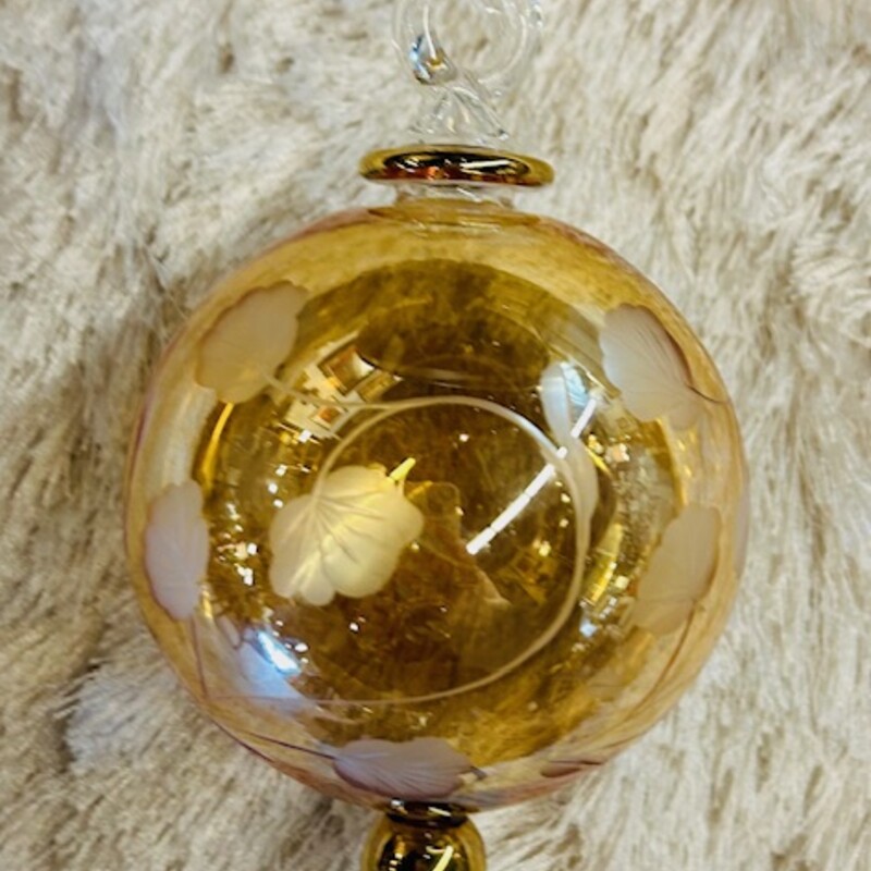 Blown Glass Floral Bulb
Gold & Frost White
Size: 4x6
Retail $30+
Coordinating Bulbs Sold Separately