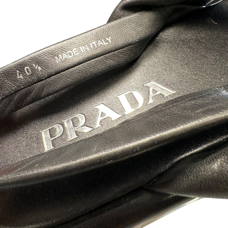 Prada Puffer Leather Sandals<br />
Size 40.5<br />
Light scratching.<br />
Does not come with dust bag or box.