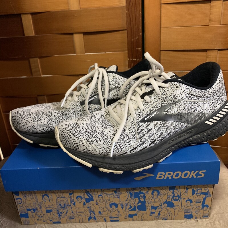 Black And White Brooks Sh