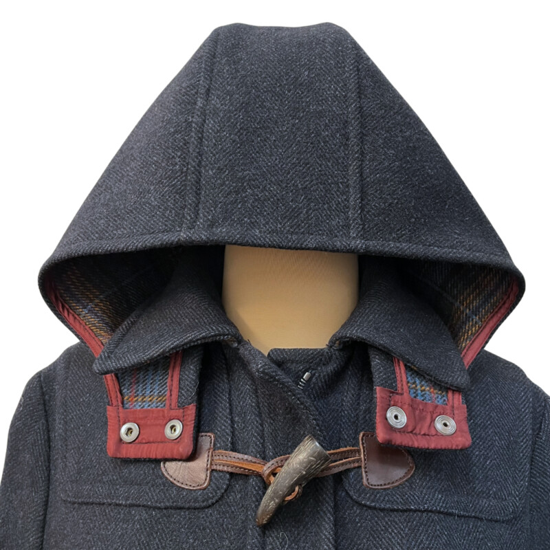 Faconnable Hooded Coat
100% Wool
Faux Horn Toggles
Plaid Detail on Hood
Color: Navy
Size: XS