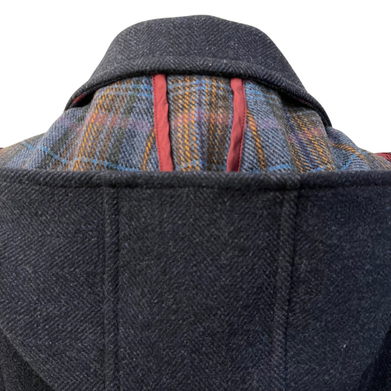 Faconnable Hooded Coat
100% Wool
Faux Horn Toggles
Plaid Detail on Hood
Color: Navy
Size: XS