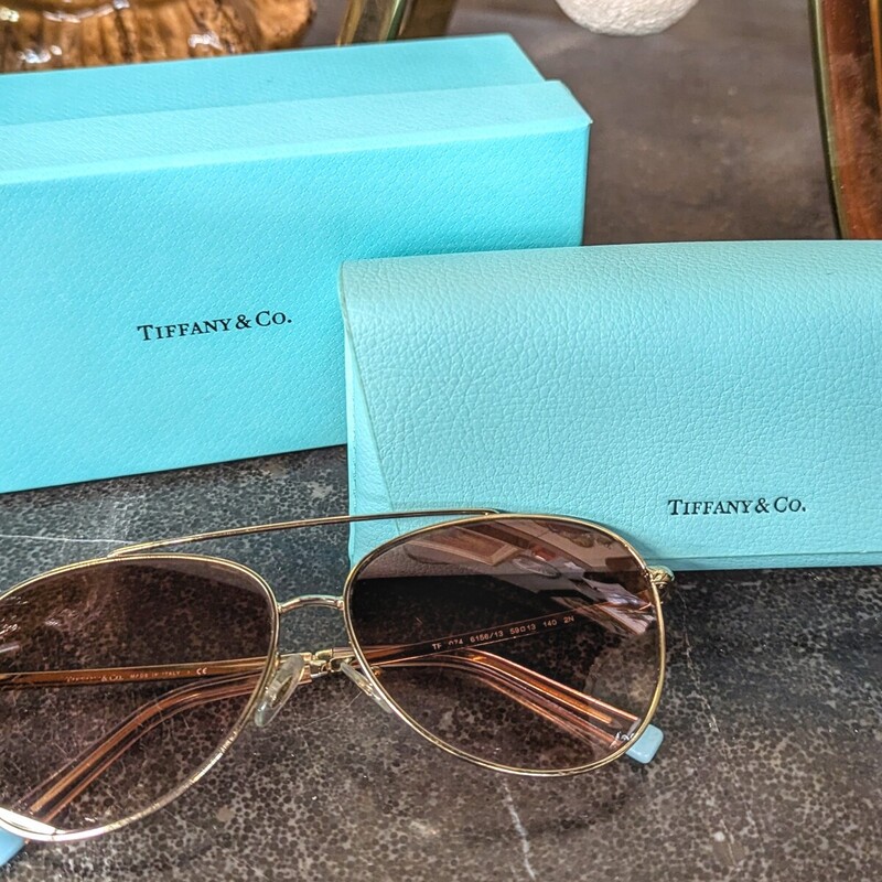 Tiffany&Co Aviators
AS IS - some scratching on lens
Pink, Gold, Blue
Size: 6x6