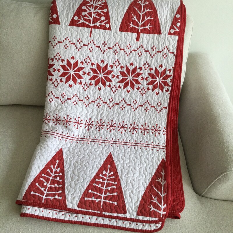 Christmas Quilted Coverlet,
Red/White,
Size: Queen