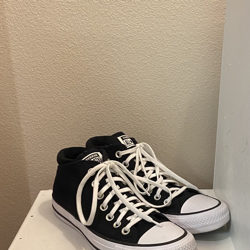 EUC Blk/W Lowtop Sneaker