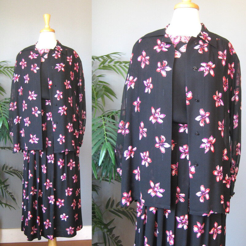 Vtg Tahari 3pc Silk Set, Blk/pnk, Size: Medium
These silk work ensembles from the 1990s provided career women with high quality core wardrobe pieces that can be mixed and matched in countless ways.
This set is done in black silk with printed pink orchids.
You get :
A completely sheer button down blouse
A capped sleeve tee
A high waisted lined skirt
Measurements provided are taken flat across the garments
Skirt: it has 2 sliding hook and eye closures and wide belt loops. it's marked size 12
waist: 15
hips: aprox 23
length: 36
Tee:
Medium Shoulder pads, semi sheer, marked size 8
armpit to armpit: 19.5
length: 22
Buttondown blouse:
armpit to armpit: 22
length: aprox. 32
Thanks for looking!
#72258