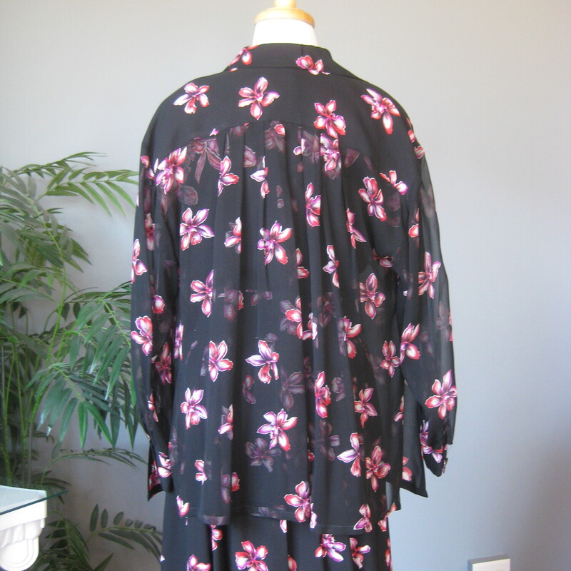 Vtg Tahari 3pc Silk Set, Blk/pnk, Size: Medium<br />
These silk work ensembles from the 1990s provided career women with high quality core wardrobe pieces that can be mixed and matched in countless ways.<br />
This set is done in black silk with printed pink orchids.<br />
You get :<br />
A completely sheer button down blouse<br />
A capped sleeve tee<br />
A high waisted lined skirt<br />
Measurements provided are taken flat across the garments<br />
Skirt: it has 2 sliding hook and eye closures and wide belt loops. it's marked size 12<br />
waist: 15<br />
hips: aprox 23<br />
length: 36<br />
Tee:<br />
Medium Shoulder pads, semi sheer, marked size 8<br />
armpit to armpit: 19.5<br />
length: 22<br />
Buttondown blouse:<br />
armpit to armpit: 22<br />
length: aprox. 32<br />
Thanks for looking!<br />
#72258