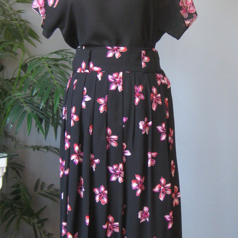 Vtg Tahari 3pc Silk Set, Blk/pnk, Size: Medium
These silk work ensembles from the 1990s provided career women with high quality core wardrobe pieces that can be mixed and matched in countless ways.
This set is done in black silk with printed pink orchids.
You get :
A completely sheer button down blouse
A capped sleeve tee
A high waisted lined skirt
Measurements provided are taken flat across the garments
Skirt: it has 2 sliding hook and eye closures and wide belt loops. it's marked size 12
waist: 15
hips: aprox 23
length: 36
Tee:
Medium Shoulder pads, semi sheer, marked size 8
armpit to armpit: 19.5
length: 22
Buttondown blouse:
armpit to armpit: 22
length: aprox. 32
Thanks for looking!
#72258