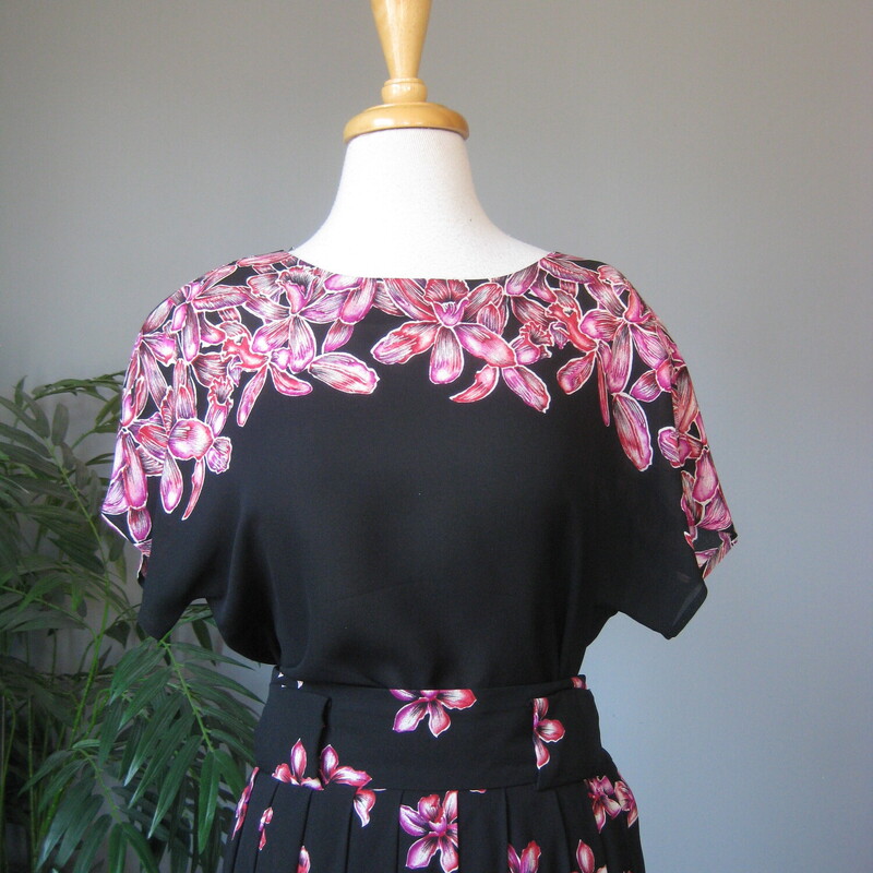 Vtg Tahari 3pc Silk Set, Blk/pnk, Size: Medium<br />
These silk work ensembles from the 1990s provided career women with high quality core wardrobe pieces that can be mixed and matched in countless ways.<br />
This set is done in black silk with printed pink orchids.<br />
You get :<br />
A completely sheer button down blouse<br />
A capped sleeve tee<br />
A high waisted lined skirt<br />
Measurements provided are taken flat across the garments<br />
Skirt: it has 2 sliding hook and eye closures and wide belt loops. it's marked size 12<br />
waist: 15<br />
hips: aprox 23<br />
length: 36<br />
Tee:<br />
Medium Shoulder pads, semi sheer, marked size 8<br />
armpit to armpit: 19.5<br />
length: 22<br />
Buttondown blouse:<br />
armpit to armpit: 22<br />
length: aprox. 32<br />
Thanks for looking!<br />
#72258