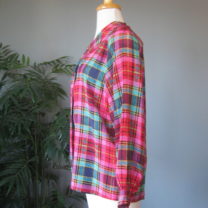 Vtg Che Bella Plaid Silk, Pink, Size: 10<br />
Great silk blouse in a bright pink, green, navy, aqua and yellow etchy plaid print.<br />
by<br />
Che Bella<br />
made in Hong Kong<br />
Marked size 10<br />
It has moderate shoulder pads attached with velcro pads so they can be easily removed if desired<br />
flat measurements:<br />
armpit to armpit: 21.5<br />
length: 26<br />
underarm sleeve seam length: 18.5<br />
<br />
Excellent condition, no flaws!<br />
thanks for looking!<br />
#72257