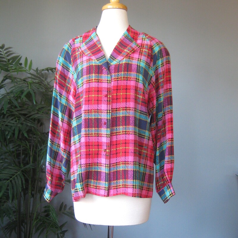 Vtg Che Bella Plaid Silk, Pink, Size: 10
Great silk blouse in a bright pink, green, navy, aqua and yellow etchy plaid print.
by
Che Bella
made in Hong Kong
Marked size 10
It has moderate shoulder pads attached with velcro pads so they can be easily removed if desired
flat measurements:
armpit to armpit: 21.5
length: 26
underarm sleeve seam length: 18.5

Excellent condition, no flaws!
thanks for looking!
#72257