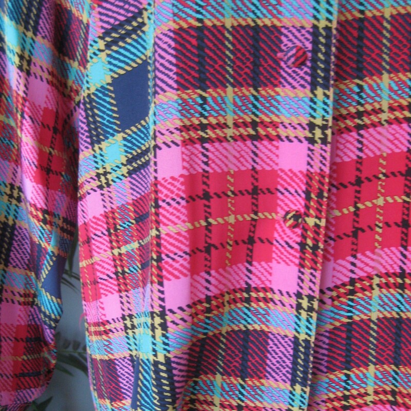 Vtg Che Bella Plaid Silk, Pink, Size: 10
Great silk blouse in a bright pink, green, navy, aqua and yellow etchy plaid print.
by
Che Bella
made in Hong Kong
Marked size 10
It has moderate shoulder pads attached with velcro pads so they can be easily removed if desired
flat measurements:
armpit to armpit: 21.5
length: 26
underarm sleeve seam length: 18.5

Excellent condition, no flaws!
thanks for looking!
#72257