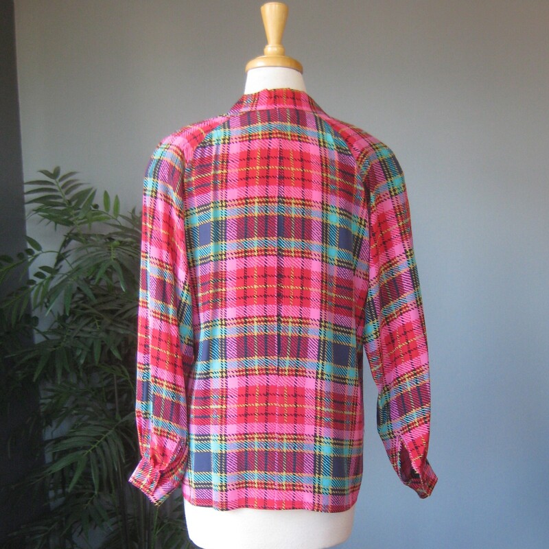 Vtg Che Bella Plaid Silk, Pink, Size: 10<br />
Great silk blouse in a bright pink, green, navy, aqua and yellow etchy plaid print.<br />
by<br />
Che Bella<br />
made in Hong Kong<br />
Marked size 10<br />
It has moderate shoulder pads attached with velcro pads so they can be easily removed if desired<br />
flat measurements:<br />
armpit to armpit: 21.5<br />
length: 26<br />
underarm sleeve seam length: 18.5<br />
<br />
Excellent condition, no flaws!<br />
thanks for looking!<br />
#72257