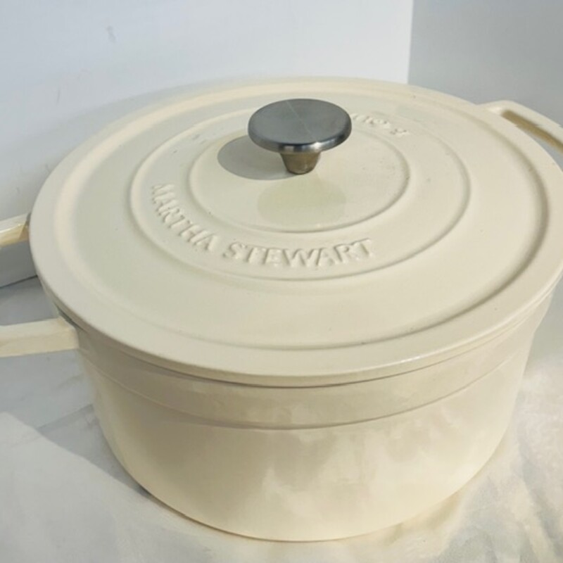 Martha Stewart 6 Qt Dutch Oven
Cream Silver Size: 13 x 7H
As Is - small chip on handle