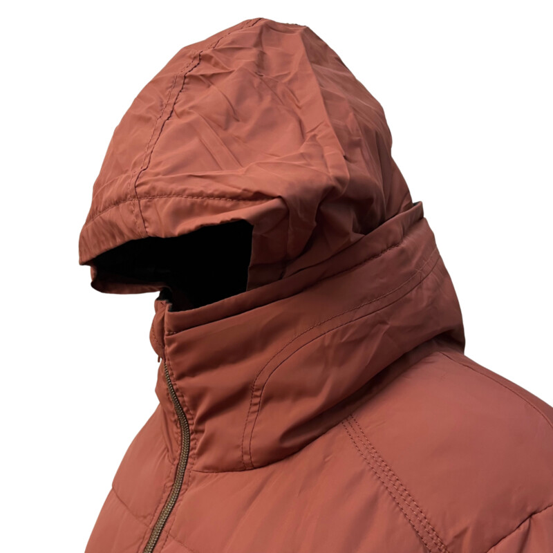 New Bench Succinct Quilted Jacket<br />
Thinsulate Filling<br />
Zip In Hood<br />
Color: Clay<br />
Size: Small