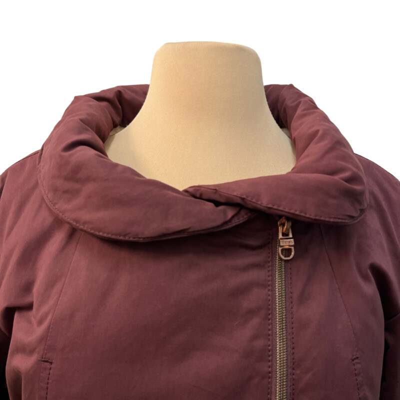 New Bench To The Point Jacket
Faux Fur Lining
Durable Water Repellent Finish
PFOA Free
Hooded with Drawstring Waist
Color:  Burgandy
Size: Small