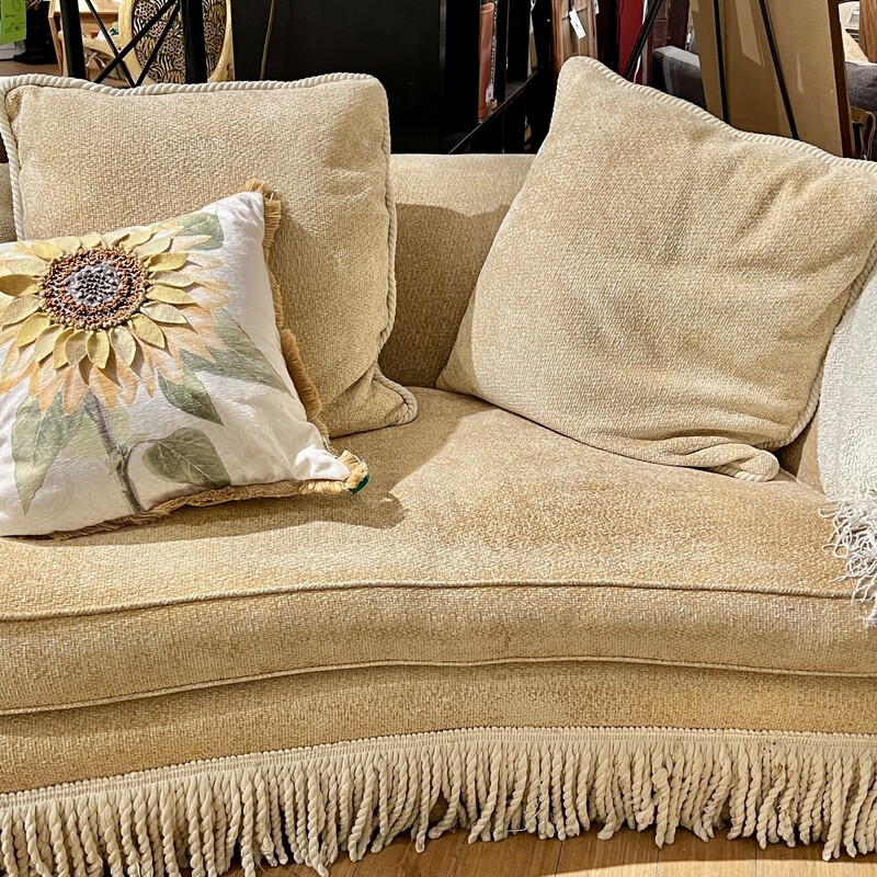 Loveseat Fringe Edge,
Size: 72x38x31