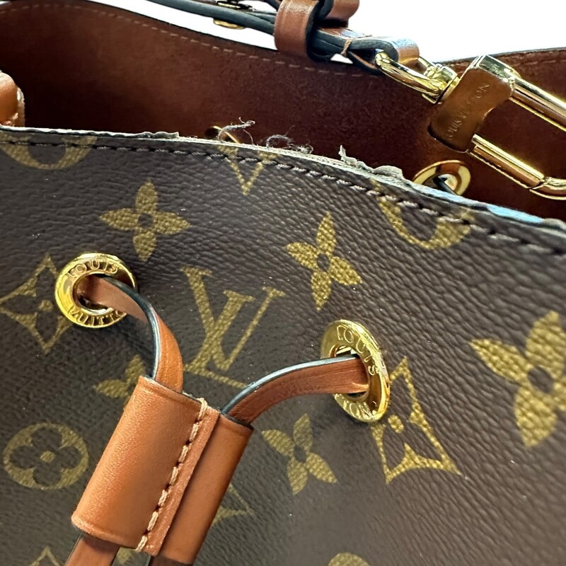 Louis Vuitton Neonoe<br />
Size: MM<br />
Brown<br />
<br />
Date Code: SD2290<br />
<br />
Dimensions:<br />
10.2 x 10.2 x 6.9 inches<br />
(Length x Height x Width)<br />
Strap drop:13.0 inches<br />
Strap drop max:22.0<br />
<br />
In good condition. The trim/piping around the edge is peeling up. Light stainning on the inside.<br />
<br />
Does not come with original dust bag or box.