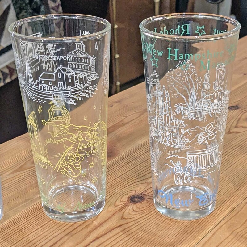 4 Vtg Novelty Bar Glasses

Excellent Condition!
Two New England Landmarks Design, One
Travelrama and One Various Birds