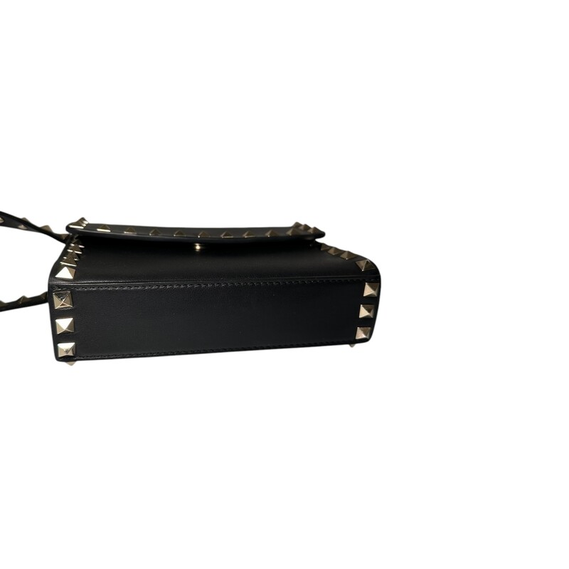 Valentino Leather Rockstud<br />
Black<br />
Size: Mini<br />
<br />
Demensions: 6in L x 5in H<br />
<br />
Does come with original dust bag but no box<br />
<br />
In Great Condition