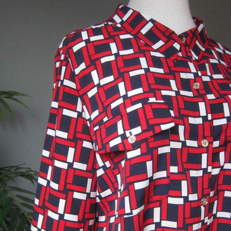 NWT Tommy Hilfiger Bttndw, Rwb, Size: Large<br />
NWT Tommy Hilfiger lightweight button down shirt<br />
The long sleeves can be rolled up and buttoned for a casual cooler look.<br />
Red white and blue geometric print<br />
gold buttons<br />
chest pockets<br />
<br />
Size Large<br />
flat measurements:<br />
shoulder to shoulder: 15.5<br />
armpit to armpit: 22.25<br />
length: 28.25<br />
underarm sleeve seam: 19<br />
<br />
perfect brand new condition.<br />
Thanks for looking!<br />
#73960