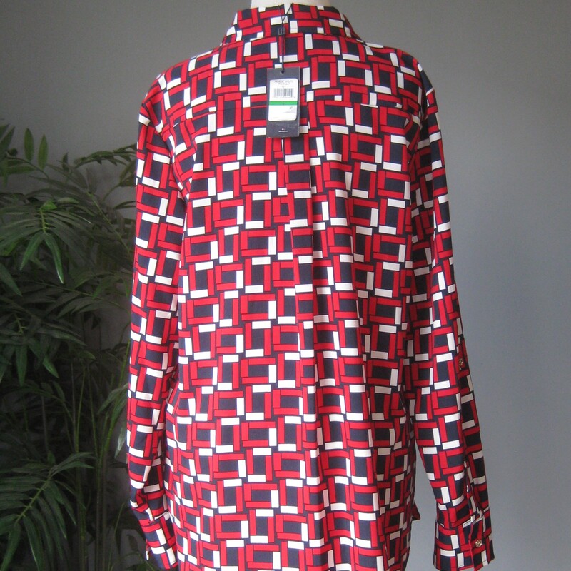 NWT Tommy Hilfiger Bttndw, Rwb, Size: Large<br />
NWT Tommy Hilfiger lightweight button down shirt<br />
The long sleeves can be rolled up and buttoned for a casual cooler look.<br />
Red white and blue geometric print<br />
gold buttons<br />
chest pockets<br />
<br />
Size Large<br />
flat measurements:<br />
shoulder to shoulder: 15.5<br />
armpit to armpit: 22.25<br />
length: 28.25<br />
underarm sleeve seam: 19<br />
<br />
perfect brand new condition.<br />
Thanks for looking!<br />
#73960