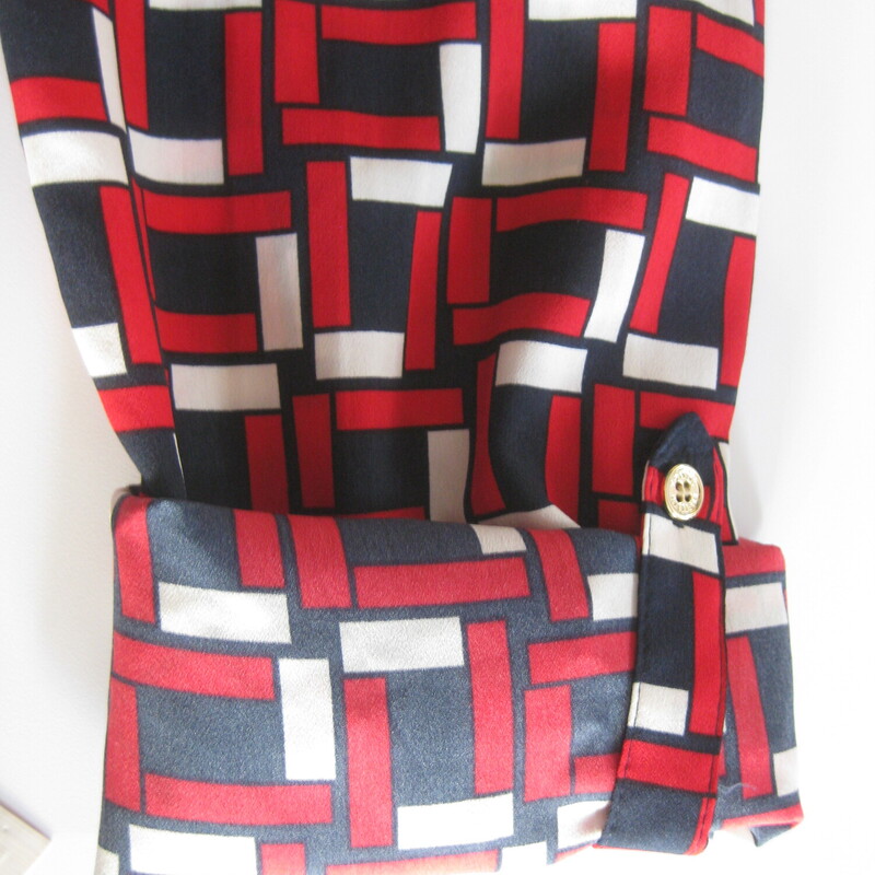 NWT Tommy Hilfiger Bttndw, Rwb, Size: Large<br />
NWT Tommy Hilfiger lightweight button down shirt<br />
The long sleeves can be rolled up and buttoned for a casual cooler look.<br />
Red white and blue geometric print<br />
gold buttons<br />
chest pockets<br />
<br />
Size Large<br />
flat measurements:<br />
shoulder to shoulder: 15.5<br />
armpit to armpit: 22.25<br />
length: 28.25<br />
underarm sleeve seam: 19<br />
<br />
perfect brand new condition.<br />
Thanks for looking!<br />
#73960