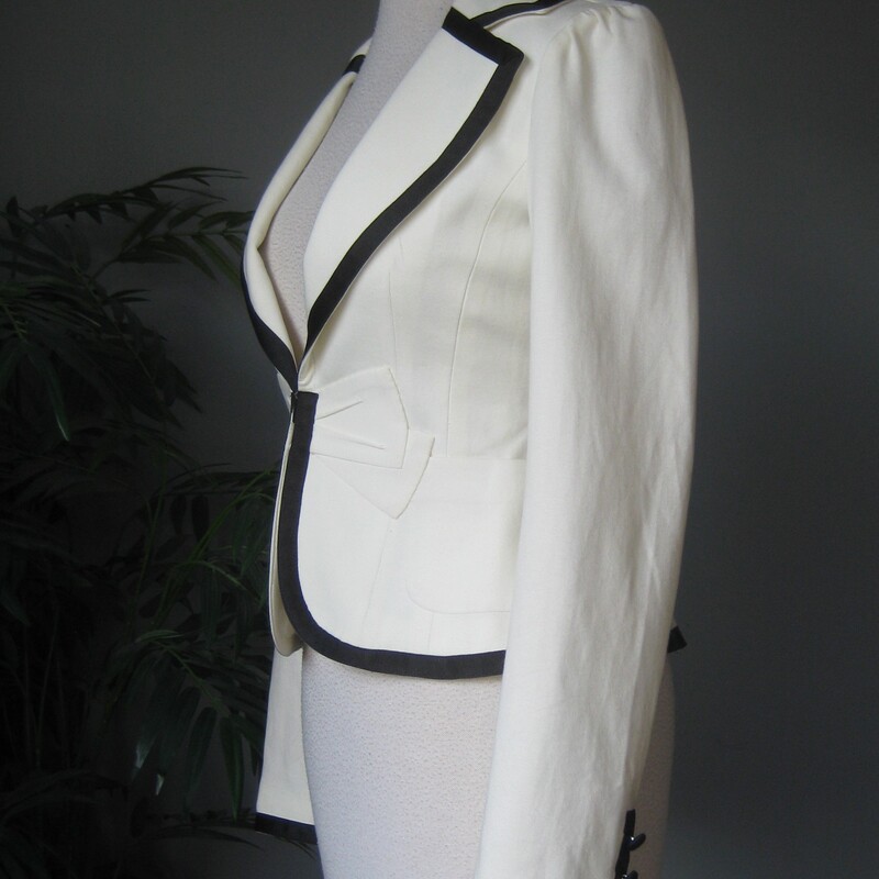 NWT Arden B Bow, White, Size: Small<br />
Smart white knit blazer from Arden B<br />
New with tags, orig. $128<br />
This nipped at the waist jacket has a subtle bow detail built into the front and striking black ribbon contrast trim at the edges.<br />
Fully lined.<br />
Hook and eye closure<br />
Mfrs color: Sugar<br />
flat measurements:<br />
Shoulder to shoulder: 14.5<br />
armpit to armpit: 16.75<br />
waist: 13.5<br />
length: 21.5<br />
underarm sleeve seam: 19.25<br />
<br />
perfect new with tags condition.<br />
thanks for Looking!<br />
#78114