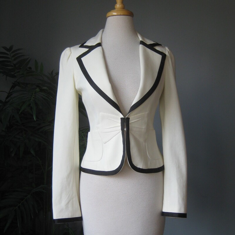 NWT Arden B Bow, White, Size: Small
Smart white knit blazer from Arden B
New with tags, orig. $128
This nipped at the waist jacket has a subtle bow detail built into the front and striking black ribbon contrast trim at the edges.
Fully lined.
Hook and eye closure
Mfrs color: Sugar
flat measurements:
Shoulder to shoulder: 14.5
armpit to armpit: 16.75
waist: 13.5
length: 21.5
underarm sleeve seam: 19.25

perfect new with tags condition.
thanks for Looking!
#78114