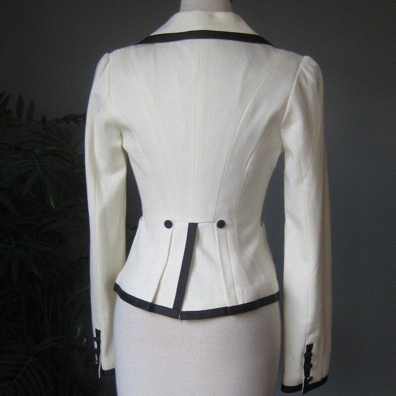 NWT Arden B Bow, White, Size: Small<br />
Smart white knit blazer from Arden B<br />
New with tags, orig. $128<br />
This nipped at the waist jacket has a subtle bow detail built into the front and striking black ribbon contrast trim at the edges.<br />
Fully lined.<br />
Hook and eye closure<br />
Mfrs color: Sugar<br />
flat measurements:<br />
Shoulder to shoulder: 14.5<br />
armpit to armpit: 16.75<br />
waist: 13.5<br />
length: 21.5<br />
underarm sleeve seam: 19.25<br />
<br />
perfect new with tags condition.<br />
thanks for Looking!<br />
#78114