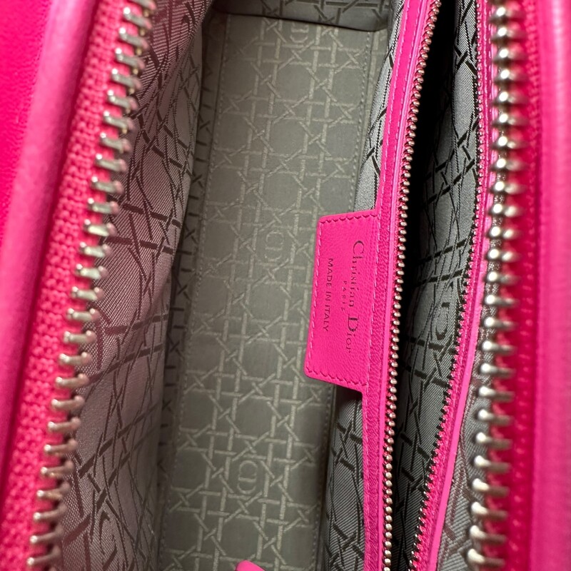 Dior Lady Cannage Pink Handbag

Dimensions: 13 LX 9.5 H

Code: 15-BO-0192

Accessories: Comes with a detachable strap.

In very good Condition: Some minor wears on corners of the bag.
Does not come with original dust bagor box.