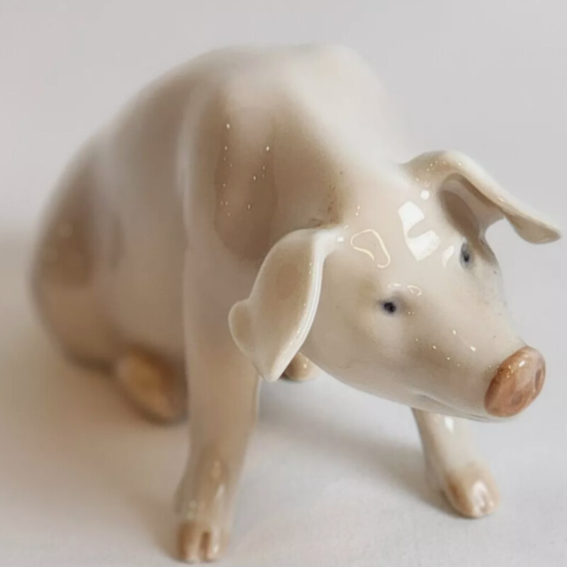 Royal Copenhagen Pig Figurine
White Pink
Size: 5x2.5H