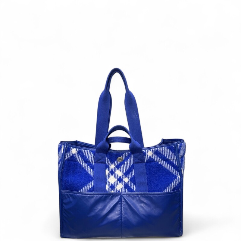 Burberry Wool Check Blue Tote

Dimensions: 16in L x13 H

Does not come with dust bag or box

Corner wear  and minor interior marks
Code: IT3ASRL91SAN