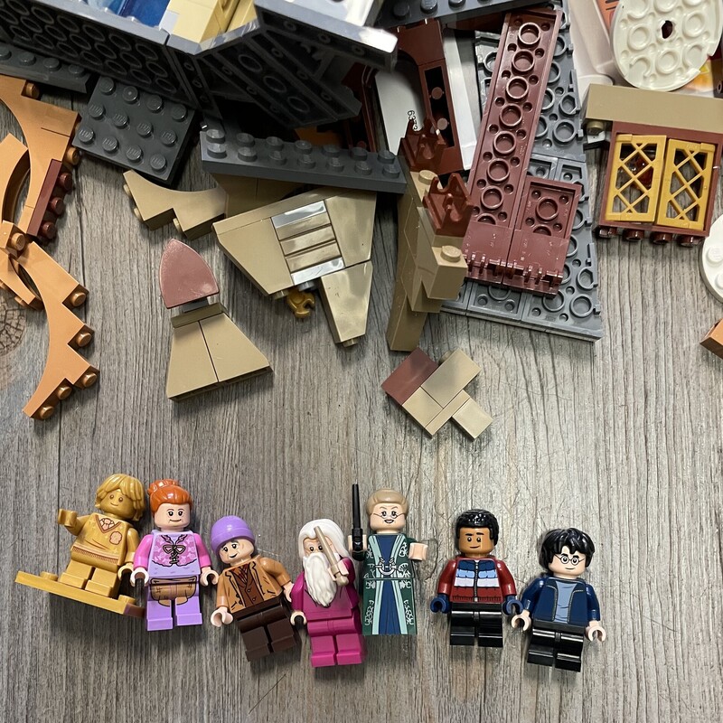 Lego Harry Potter Hogsmeade Village Visit, Multi, Size: Pre-owned  Comes with 7 Character
Missing 1 character
AS IS