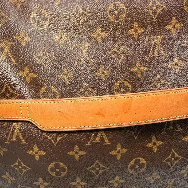 Louis Vuitton Abbesses Messenger Bag<br />
<br />
Date Code :CA0047<br />
<br />
Dimensions: 14in L x 12 in H<br />
<br />
Comes with original dust bag but no box<br />
<br />
Good Shape: some scratches on hardware and some minor fraying