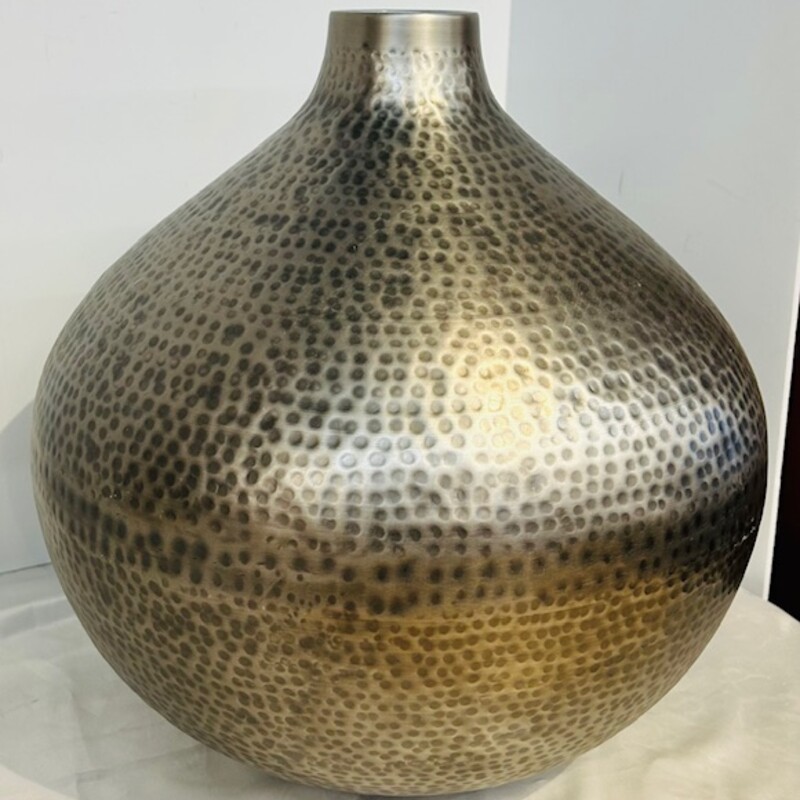 Hammered Bulbous Vase
Silver Gray Size: 14 x 16H