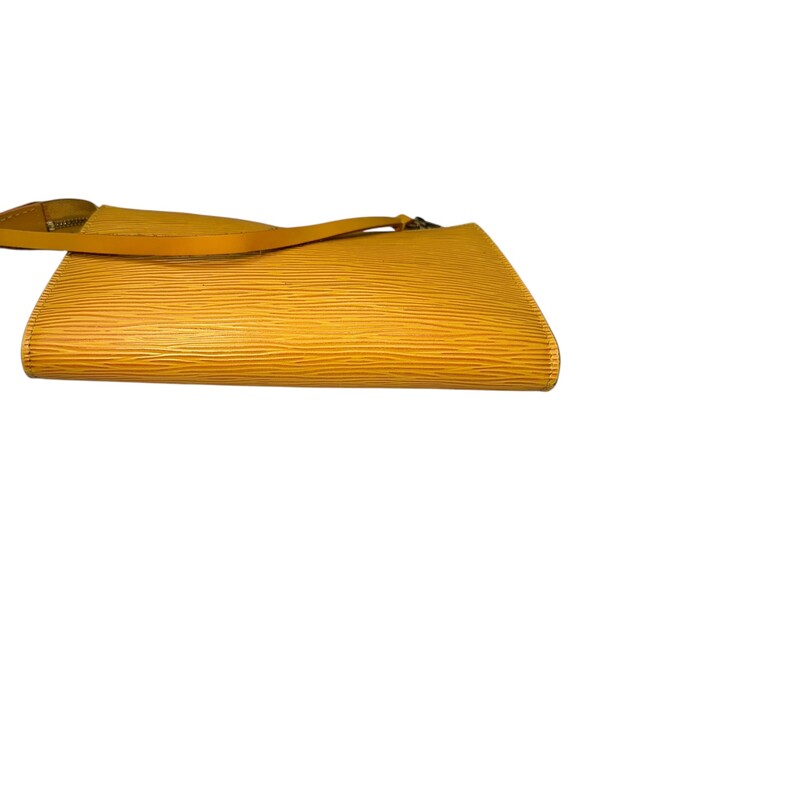 Louis Vuitton Pochette Epi Yellow

Date Code:AR1927

Dimensions:

In great condition. Leather shoulder strap is seperating. Otherwise in great condition.

Does not come with the original dust bag or box.