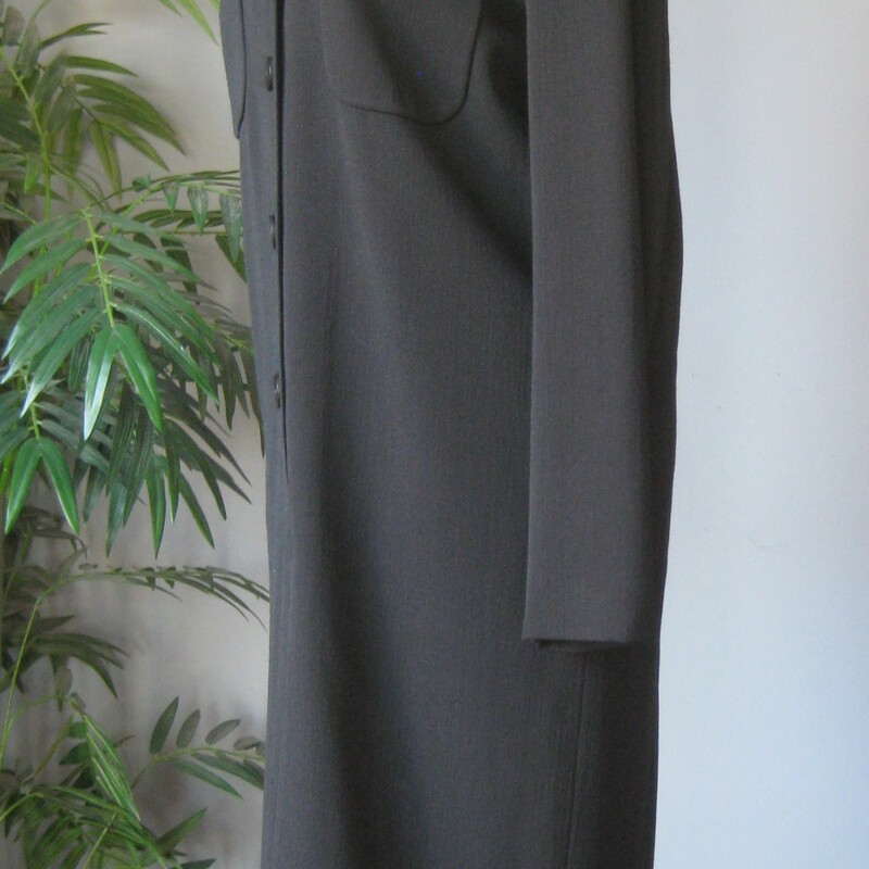 Vtg Alfred Sung Wool, Black, Size: 6
Simple black wool dress by Alfred Sung.
Buttons open to the waist with two chest pockets and long sleeves.
Slightly dropped shoulders with soft shoulder pads
Made in Hong Kong
Marked size 6, pls use these flat measurements to be sure it will fit your body
Shoulder to shoulder: 18.5 the shoulder seam will probably hit a little below your shoulder point by design.
Armpit to Armpit: 20
Waist area: 16.25
Hips: 19.5
Length: 40.5
underarm sleeves seam: 17.5
Thank you for looking
#75418