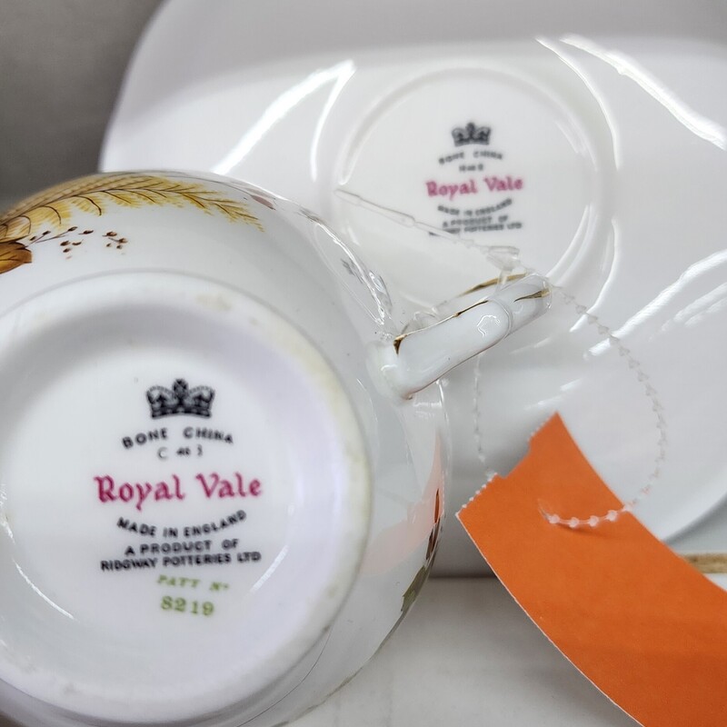 Royal Vale, Leaves, Size: C & S<br />
Several other tea cups available!