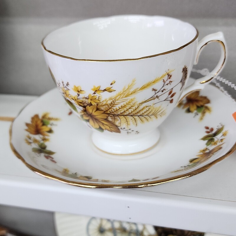 Royal Vale, Leaves, Size: C & S<br />
Several other tea cups available!