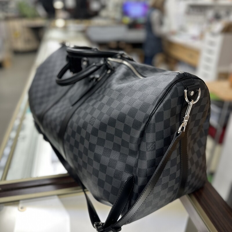 Louis Vuitton 55 Keepall Damier Duffel, in LIKE NEW condition! Includes the shoulder strap and the dust bag.
Size: 22W x 12H x 10D