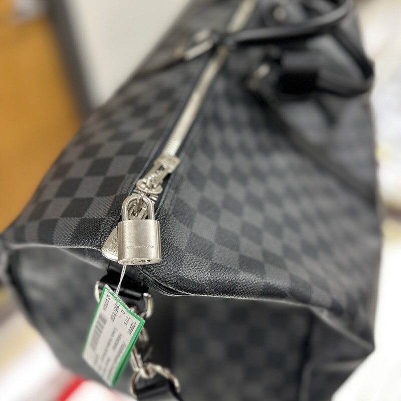 Louis Vuitton 55 Keepall Damier Duffel, in LIKE NEW condition! Includes the shoulder strap and the dust bag.
Size: 22W x 12H x 10D