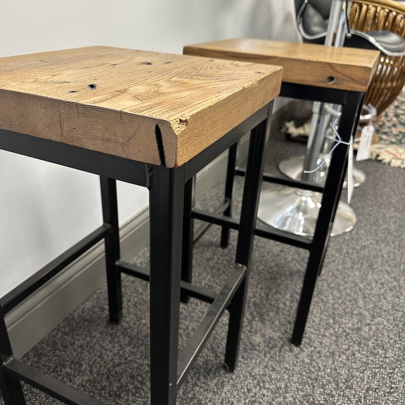 Vermont Wood/Metal Stools, Sold as a PAIR.
Size: Counter Height, 25in Seat