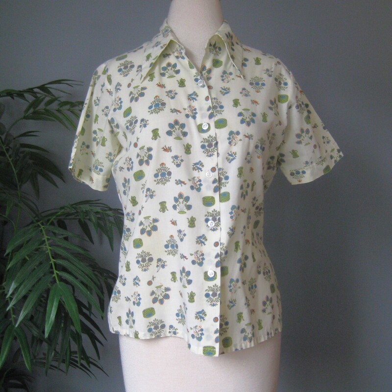 Vtg Joyce Lane SS Print, White, Size: Small
Sweet short sleeve button down shirt in lightweight cotton or cotton blend.
It's off white with a tiny print that includes coffee pots, birds and plants.
by Joyce Lane
Made in Hong Kong
Marked size 36 (small)

Here are the flat measurments, please double where appropriate:
Shoulder to shoulder: 15 (SLIM)
Amrpit to Armpit: 20 1/4
Length 24

Excellent vintage condition
thanks for looking!
#81283