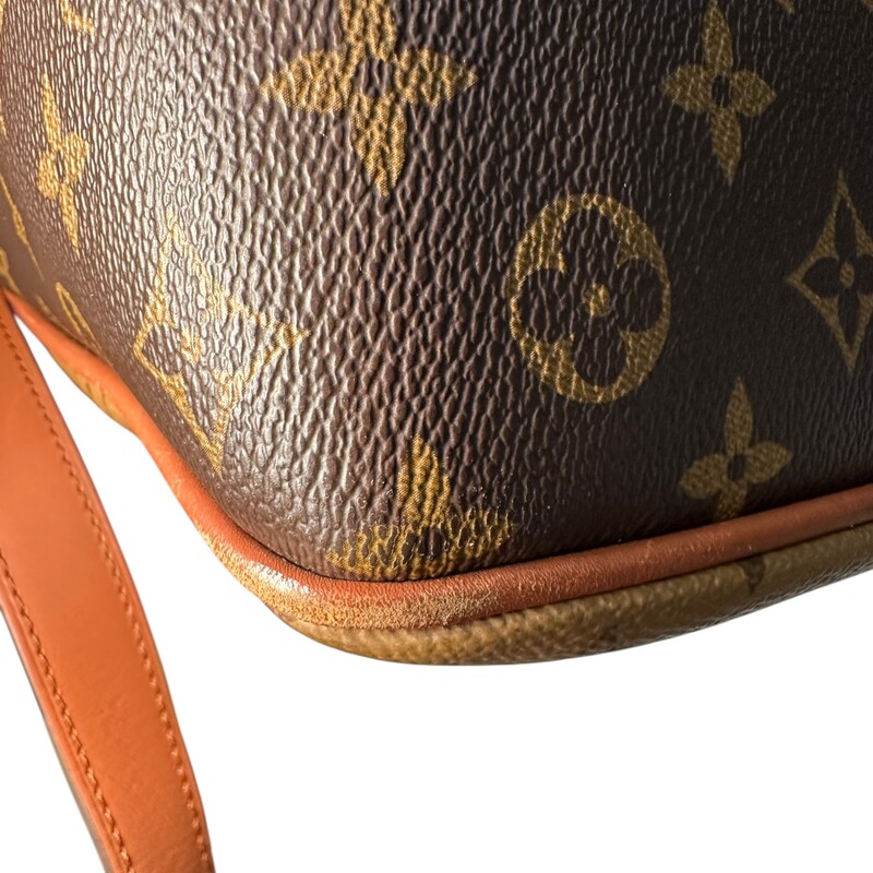 Louis Vuitton Dauphine Hobo MM Reverse<br />
<br />
Date Code: DU1260<br />
<br />
Dimensions:<br />
Base length: 12.00 in<br />
Height: 10.50 in<br />
Width: 5.50 in<br />
Drop: 7.00 in<br />
Drop: 22.00 in<br />
<br />
Very Good condition. Wear to the hardware and the leather trim.<br />
<br />
Comes with original dust bag. No box.