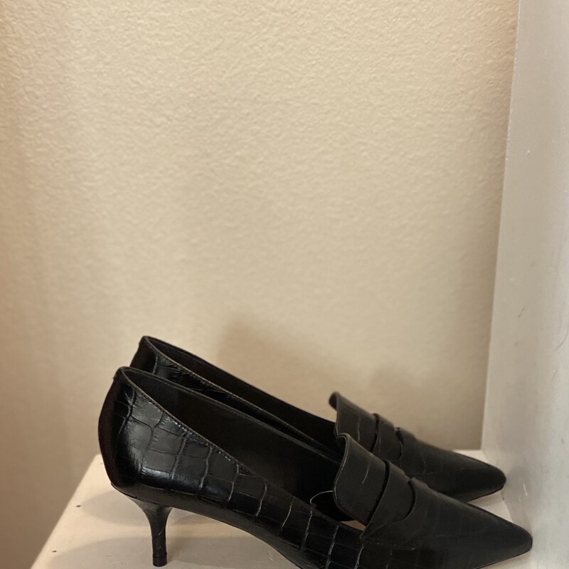 NIB Blk Lthr Heel<br />
Black<br />
Size: 7 R $118