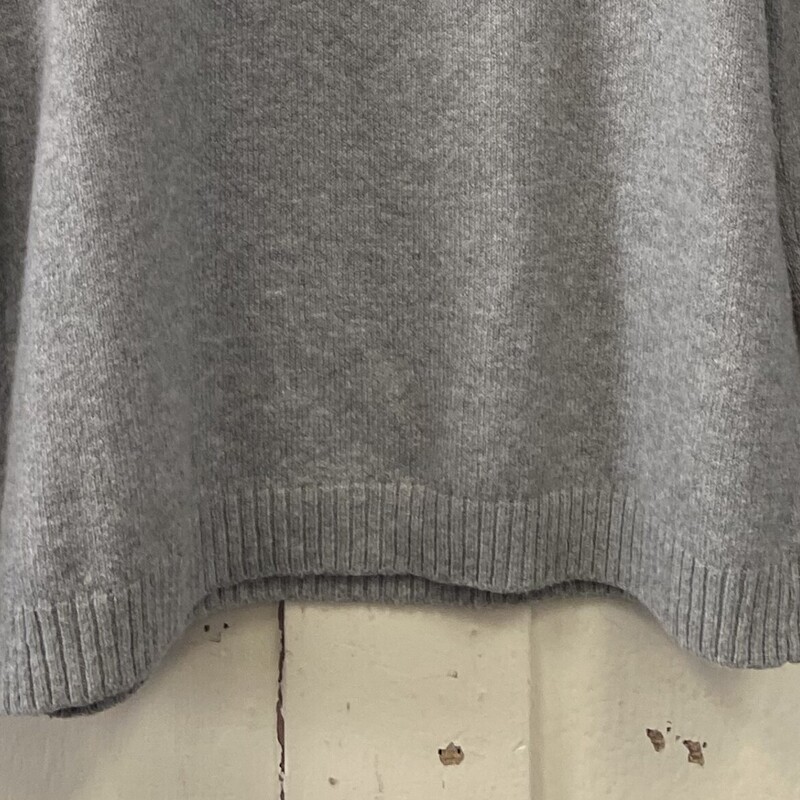 Gry Leoprd Heart Sweater<br />
Grey<br />
Size: Large