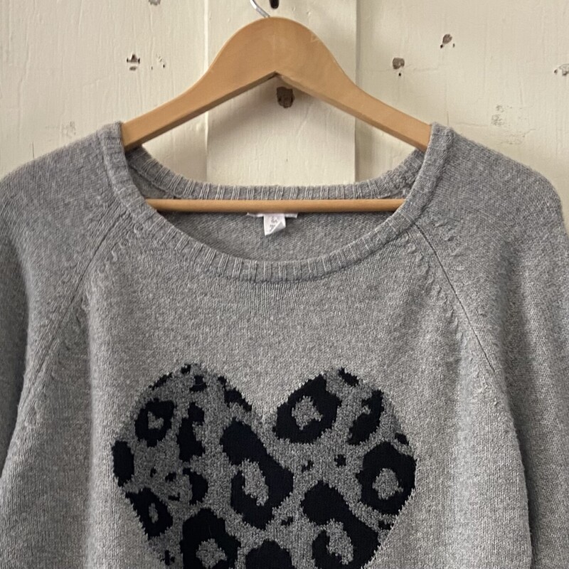 Gry Leoprd Heart Sweater<br />
Grey<br />
Size: Large