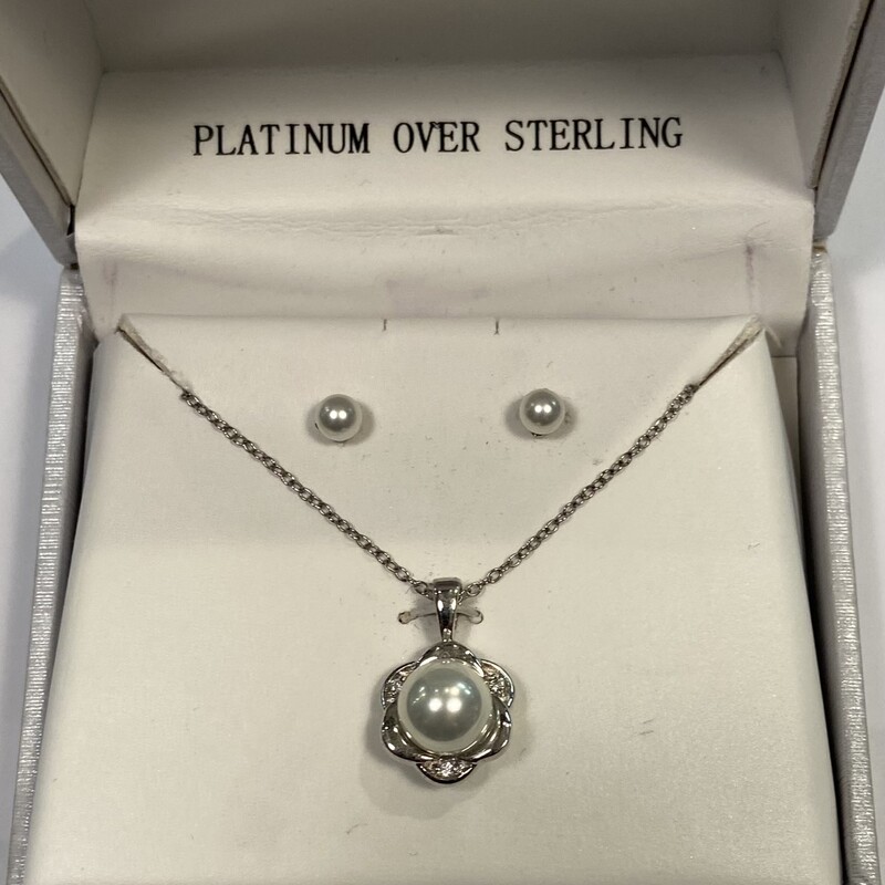 NIB Platinum Strl Pearls<br />
Slv/Wht<br />
Size: New